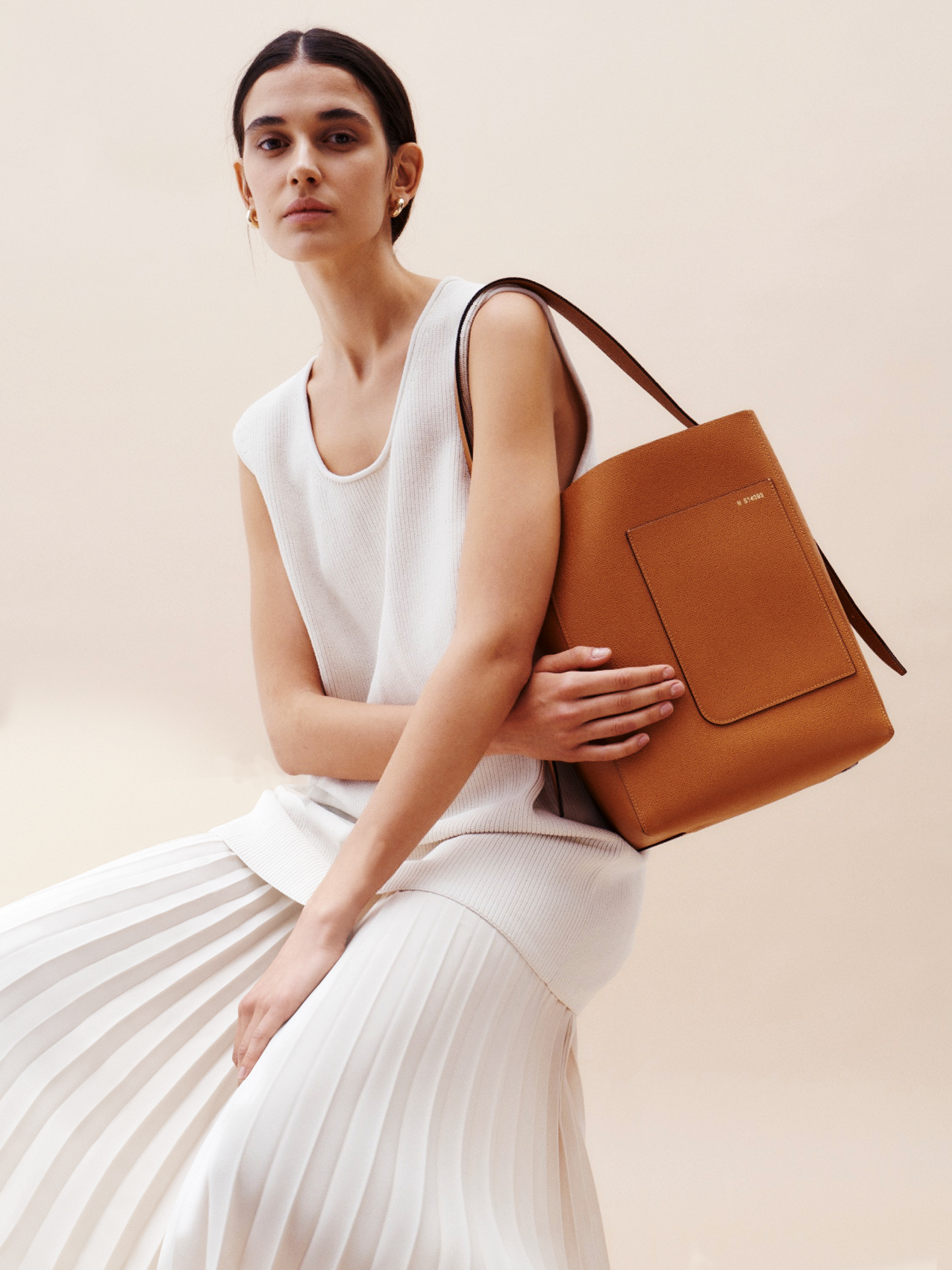 Valextra, Milan, Small Leather Goods, Iside, Handbag, Tangram, Benjamin Grillon, Creative Direction, Art Direction, Campaign, Sarah Blais, Monika Tatalovic, Xavier Rougeaux, Neo Investment Partners, Daniel Belhassen, Matilde Giannetti, Monster Management, Julia Asaro, Chris Boals. Mattia Andreoli, Noe Investment Partners, David Belhassen 